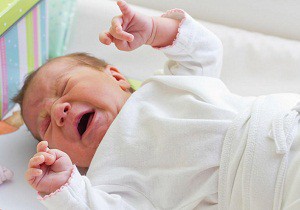Что делать, если новорожденный ребенок кряхтит, выгибается и при этом краснеет и стоит ли беспокоиться?