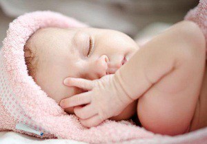 Что делать, если у новорожденного гноятся и закисают глазки: основные причины неприятности и методы лечения