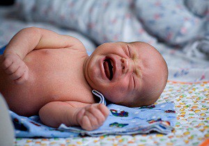 Действенные способы лечения коликов и газиков у новорожденных: причины появления и характерная симптоматика