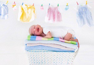 Как и чем стирать детские вещи для новорожденных: критерии выбора стиральных порошков, ассортимент гипоаллергенных средств