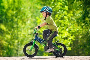 Как научить ребенка кататься и как выбрать велосипед ребенку по росту: таблица, особенности выбора и полезные рекомендации родителям