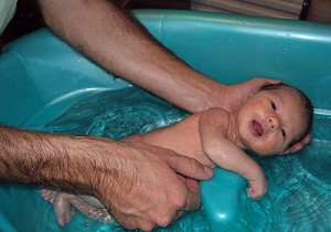 Как правильно купать новорожденного в первый раз дома и почему важна регулярная гигиена младенцев