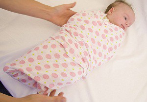 Как правильно пеленать новорожденного: инструкция в картинках, техники и способы, польза пеленания