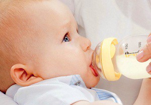 Как выбрать и какие лучше бутылочки для новорожденных: правила кормления и стерилизации стеклянных и пластиковых ёмкостей