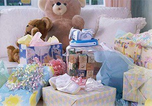 Как выбрать полезные и нужные подарки для новорожденных мальчиков и молодых родителей: варианты и идеи оригинальных сюрпризов