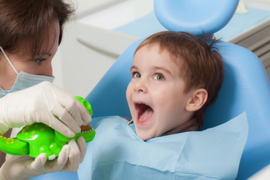 Когда нужно обратиться к детскому стоматологу