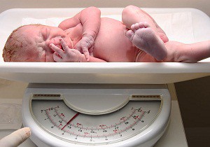 Норма и отклонения прибавки в весе у новорожденных по месяцам: таблица массы детей до года