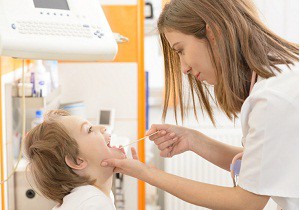 Осложнение простудного заболевания — ларингит у детей: симптомы и лечение в домашних условиях при помощи народных средств