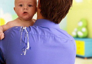 Почему ребенок срыгивает после кормления грудным молоком: причины проблемы, советы педиатров и гастроэнтерологов