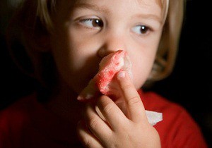Почему у ребенка идет кровь из носа: вероятные причины, первая помощь и дальнейшие действия