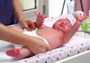 Причины возникновения водянки яичек у новорожденных мальчиков: фото и признаки заболевания, правила лечения патологии