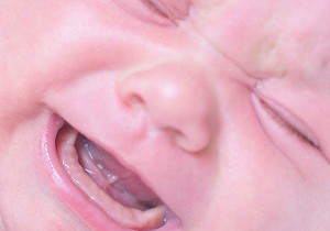 Температура и другие симптомы прорезывания зубов у детей: как облегчить состояние ребенка и когда необходимо обращаться к врачу