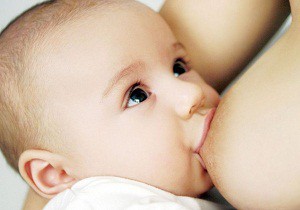 Важный элемент правильного роста и развития — кормление новорожденных в первые дни: подходящие позы, режим питания и полезные советы молодым мамочкам