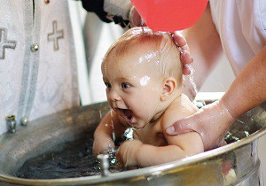 Всё, что вы хотели знать о таинстве крещения: как и когда крестят новорожденного ребёнка, что нужно для обряда, кого взять крёстными