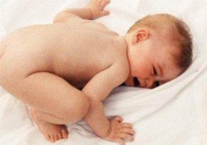 почему новорожденный кряхтит и тужится во сне