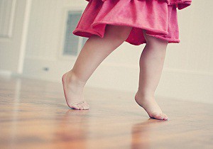 почему ребенок ходит на носочках