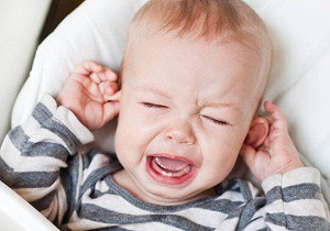 у ребенка болит ухо и температура