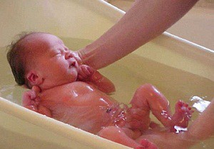 как купать новорожденного в ванночке