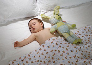у ребенка потеет голова во время сна