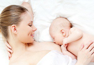 кормление грудью новорожденного