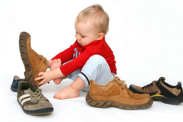 Малыш играет с обувью