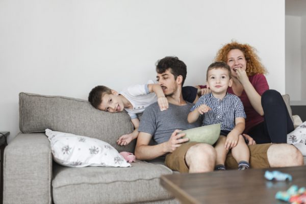 Дети с родителями на диване