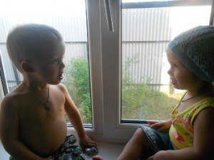 Двойняшки непоседы: мальчик и девочка