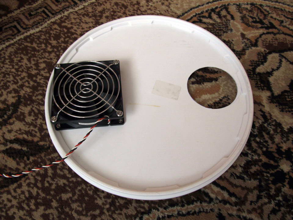 Крышка с установленным вентилятором